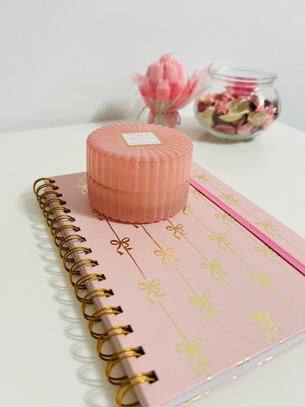 Set cadou Birthday cake cu capsule Nespresso, ciocolată cu quinoa și căpșuni, baton proteic cu aromă de tort, agendă, lumânare și pahar glazurat în stil japonez
