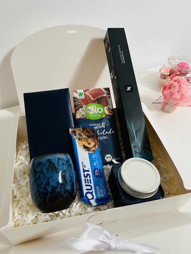 Set cadou Blueberry, cu capsule Nespresso, ciocolată nuga, baton proteic cu aromă de afine, mini agendă, lumânare afine și pahar glazurat în stil japonez