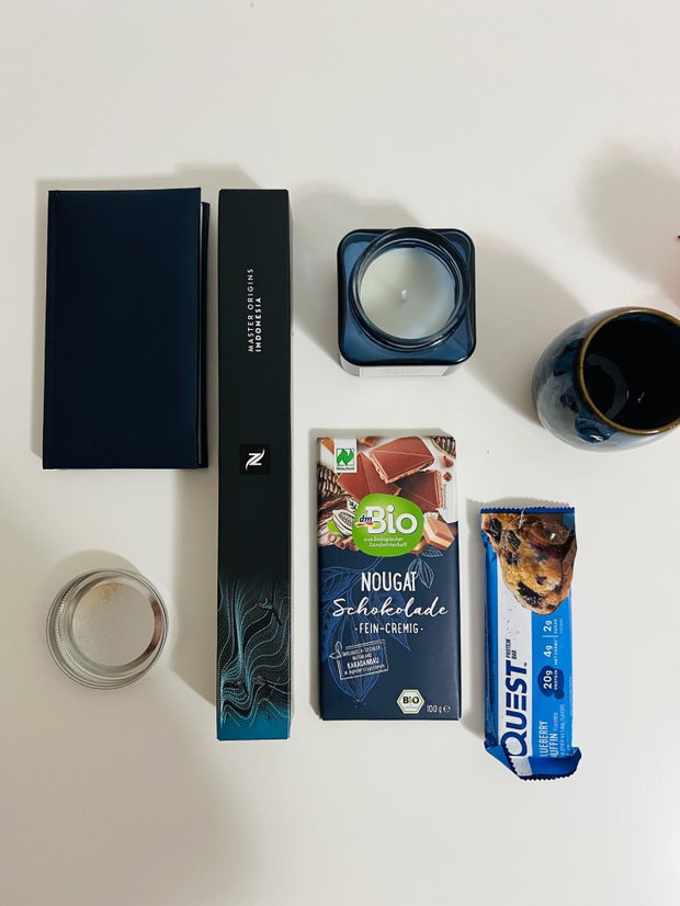 Set cadou Blueberry, cu capsule Nespresso, ciocolată nuga, baton proteic cu aromă de afine, mini agendă, lumânare afine și pahar glazurat în stil japonez