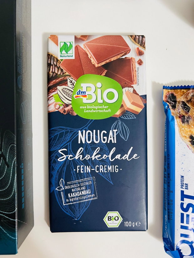 Set cadou Blueberry, cu capsule Nespresso, ciocolată nuga, baton proteic cu aromă de afine, mini agendă, lumânare afine și pahar glazurat în stil japonez