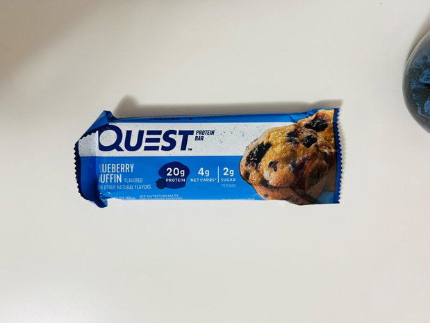 Set cadou Blueberry, cu capsule Nespresso, ciocolată nuga, baton proteic cu aromă de afine, mini agendă, lumânare afine și pahar glazurat în stil japonez