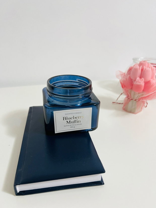 Set cadou Blueberry, cu capsule Nespresso, ciocolată nuga, baton proteic cu aromă de afine, mini agendă, lumânare afine și pahar glazurat în stil japonez