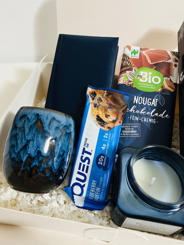 Set cadou Blueberry, cu capsule Nespresso, ciocolată nuga, baton proteic cu aromă de afine, mini agendă, lumânare afine și pahar glazurat în stil japonez