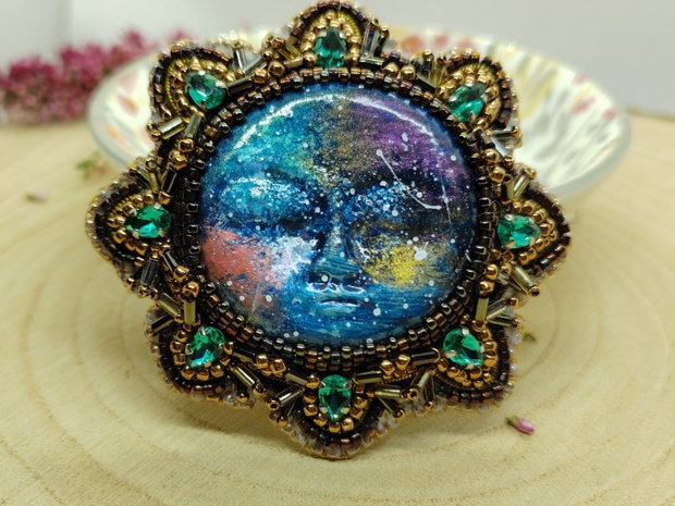 Brosa Unicat cu Luna Galaxie si Cristale Turcoaz