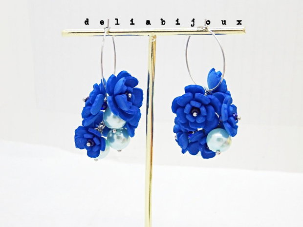 Cercei handmade cu flori albastre si perle (cod1400)