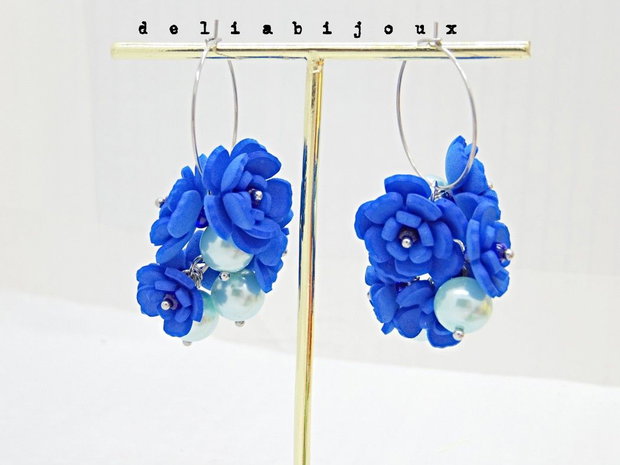 Cercei handmade cu flori albastre si perle (cod1400)
