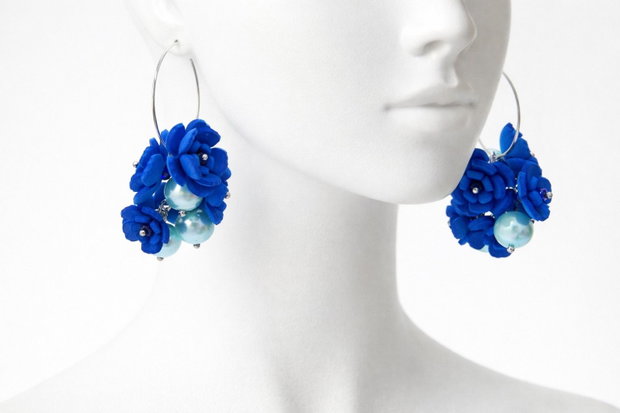 Cercei handmade cu flori albastre si perle (cod1400)