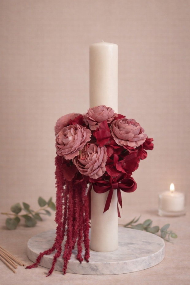 Lumânare de cununie burgundy cu flori artificiale premium elegantă, realizată manual