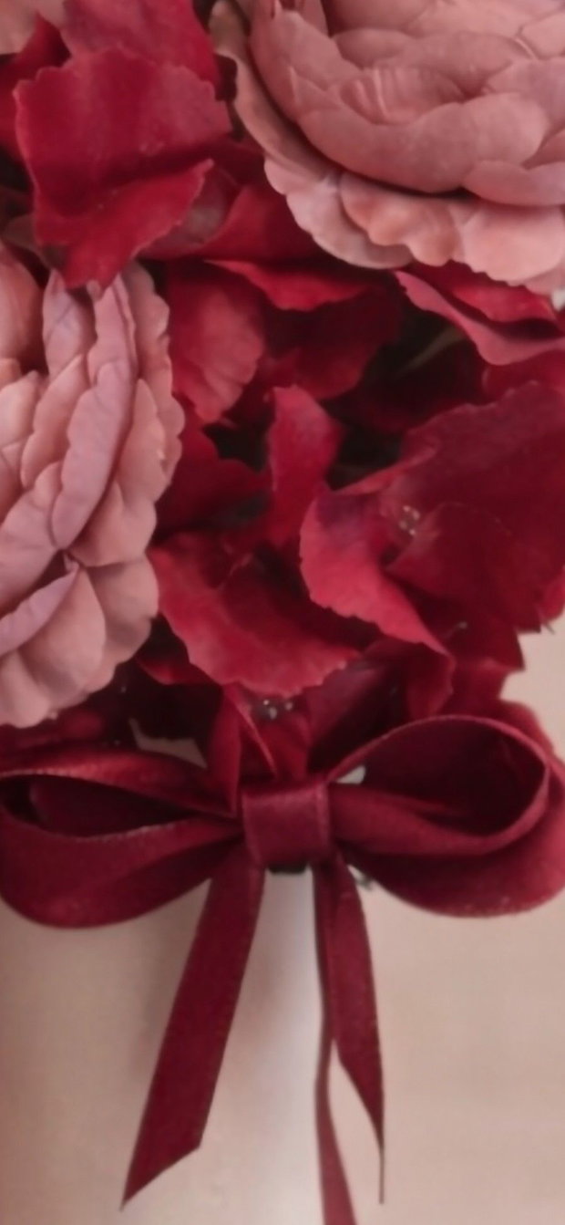 Lumânare de cununie burgundy cu flori artificiale premium elegantă, realizată manual