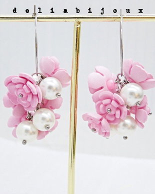 Cercei handmade cu flori roz si perle (cod1402) -cadouri femei, cercei eleganti botez, bijuterii unicat flori