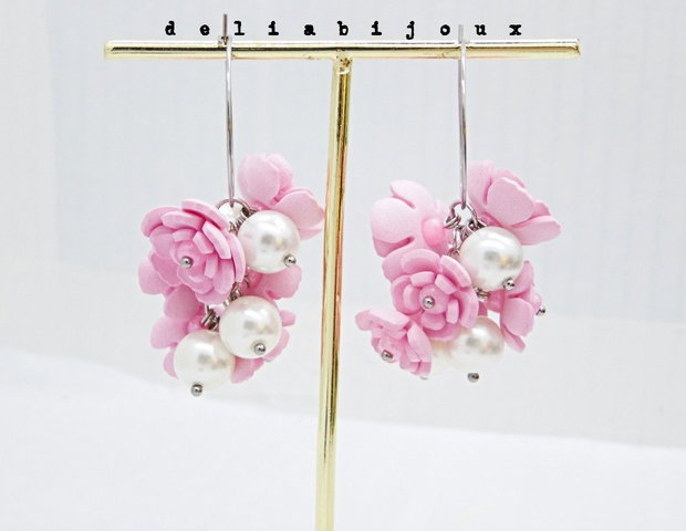 Cercei handmade cu flori roz si perle (cod1402)