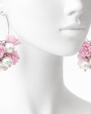 Cercei handmade cu flori roz si perle (cod1402)