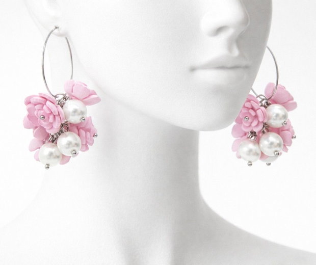Cercei handmade cu flori roz si perle (cod1402)