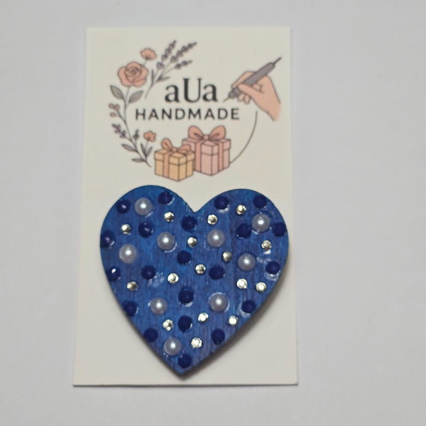 Brosa din lemn - Inima decorata cu perlute si detalii sclipitoare