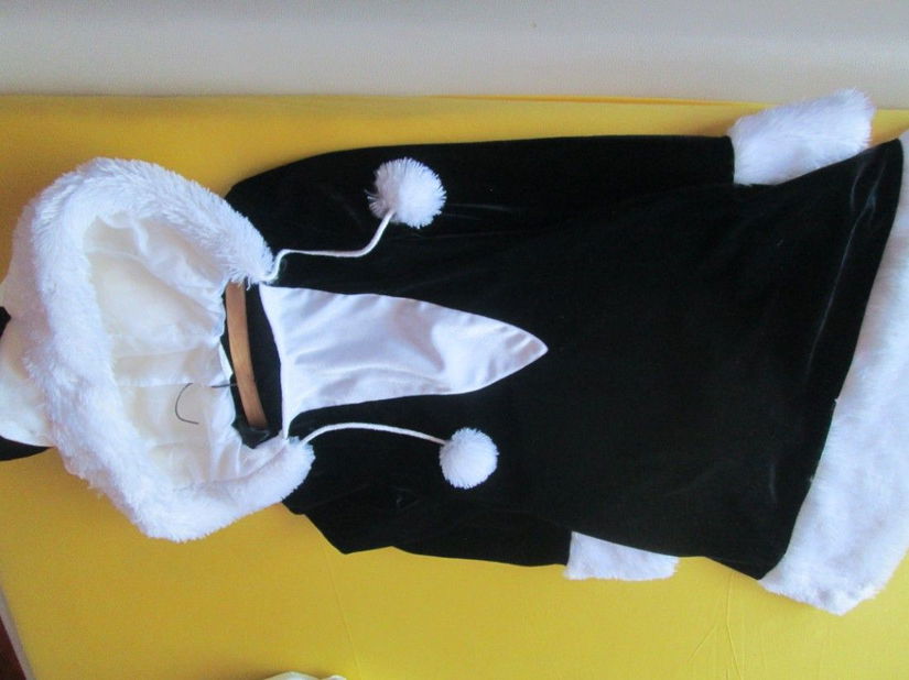 rochie divertisment alb/negru  cu gluga