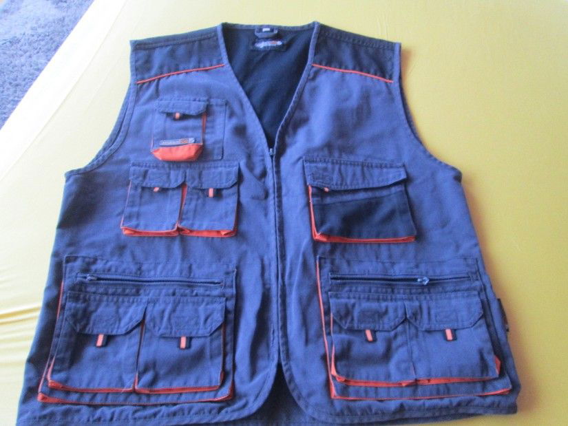 vesta cu multe buzunare   L