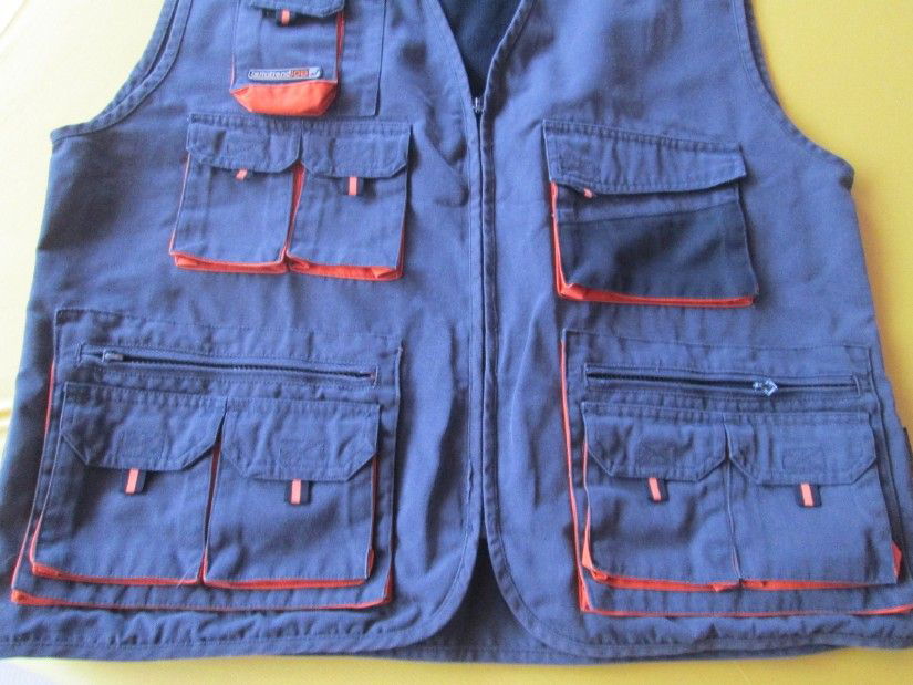 vesta cu multe buzunare   L