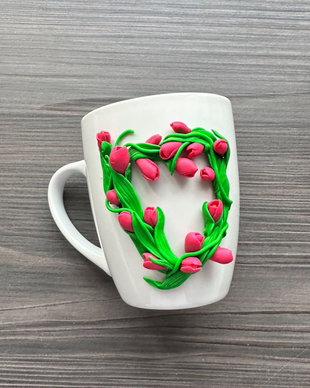 Cană decorată manual cu lalele roz  inimă florală din lut polimeric