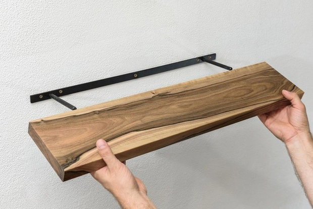 Poliță din lemn masiv de nuc cu prindere invizibilă - raft flotant premium - ATP Wood