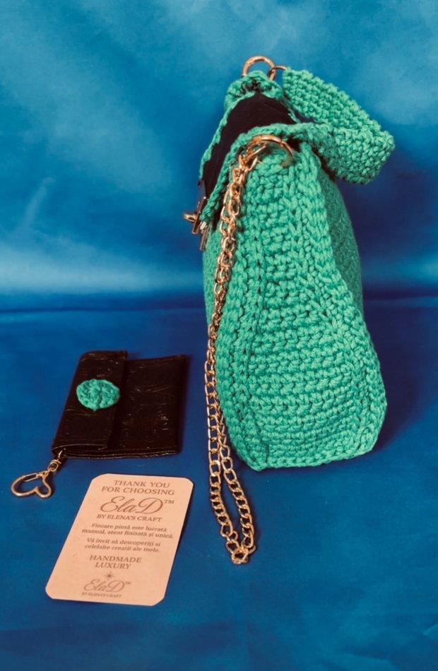 Geantă croșetată manual ElaD by Elenas Craft turcoaz, piele embosată, lanț metalic, set cu portofel