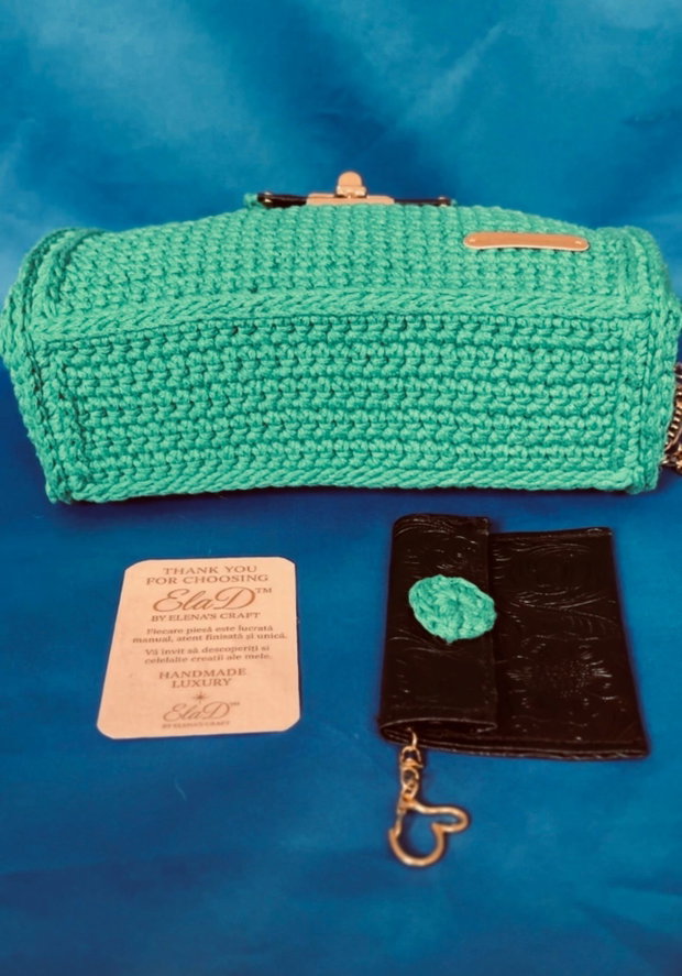 Geantă croșetată manual ElaD by Elenas Craft turcoaz, piele embosată, lanț metalic, set cu portofel