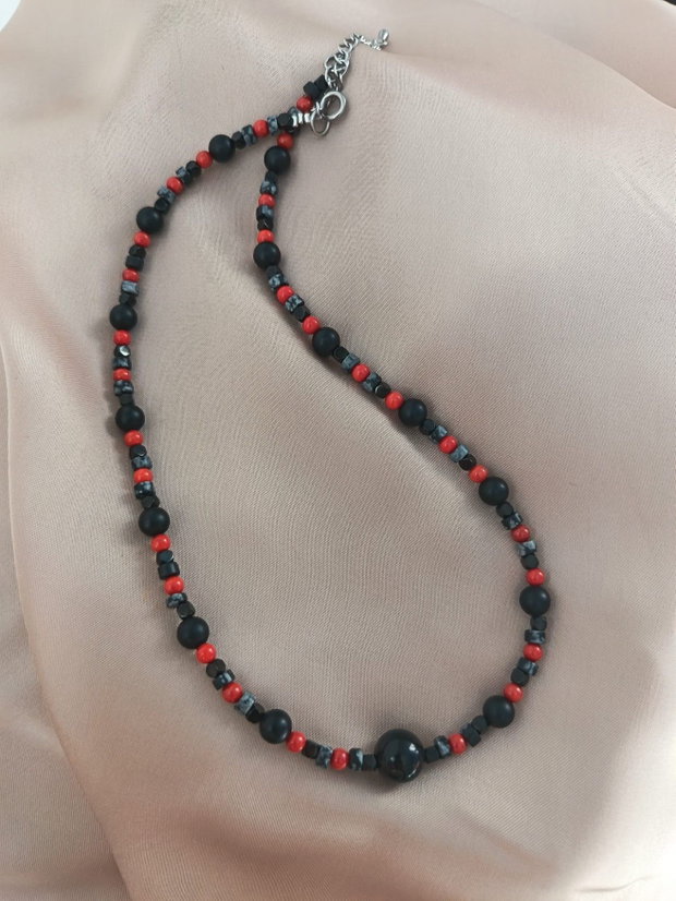 Colier din pietre de obsidian, hematit, coral și onix