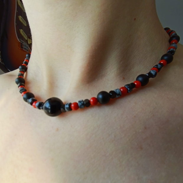Colier din pietre de obsidian, hematit, coral și onix