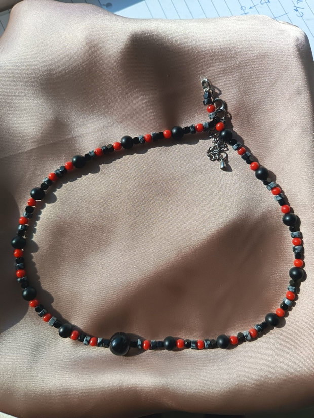 Colier din pietre de obsidian, hematit, coral și onix