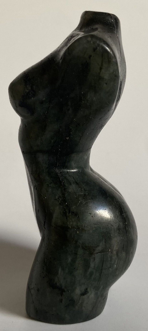 Labradorit - Sculptura nud piatra semipretioasa