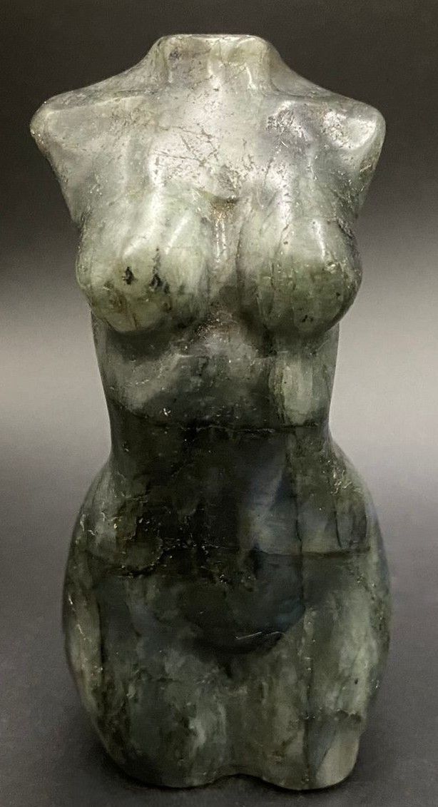 Labradorit - Sculptura nud piatra semipretioasa