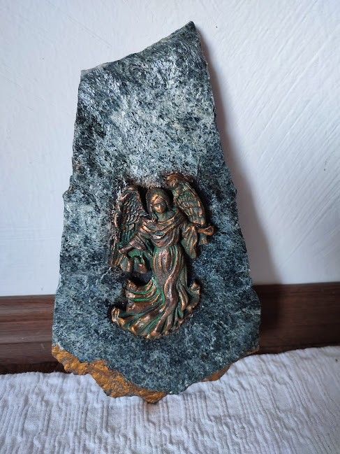 Decoratiune pe piatră naturală -Granit Albastru cu înger turnat și pictat manual
