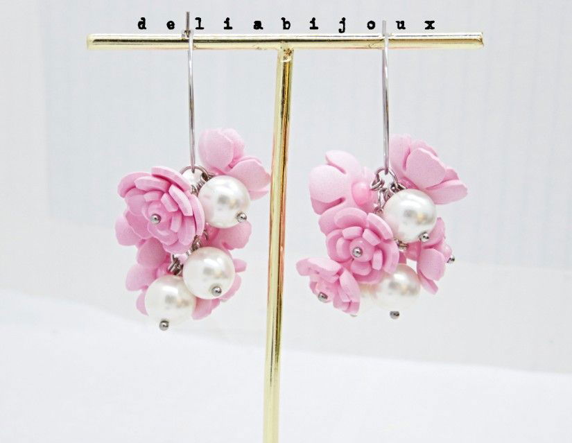 Cercei handmade cu flori roz si perle (cod1402)