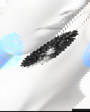 Cercei handmade cu flori albastre si perle (cod1400)