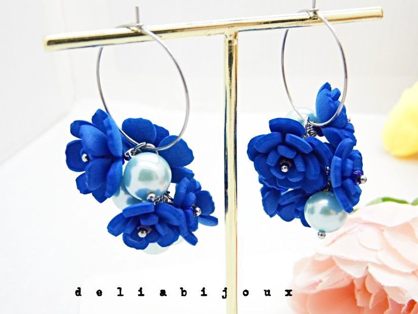 Cercei handmade cu flori albastre si perle (cod1400)
