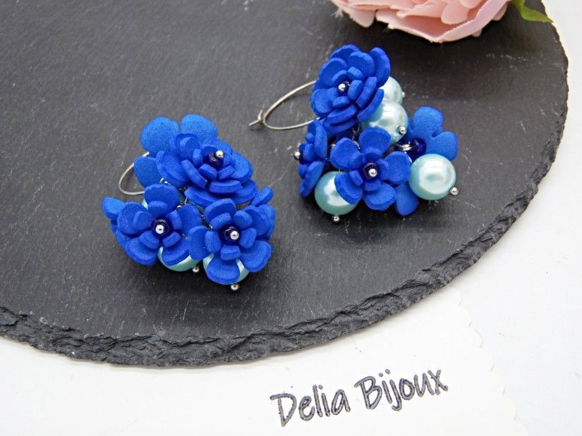 Cercei handmade cu flori albastre si perle (cod1400)