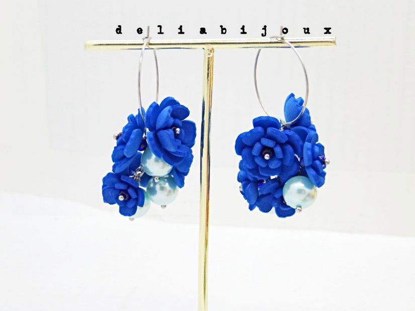 Cercei handmade cu flori albastre si perle (cod1400)