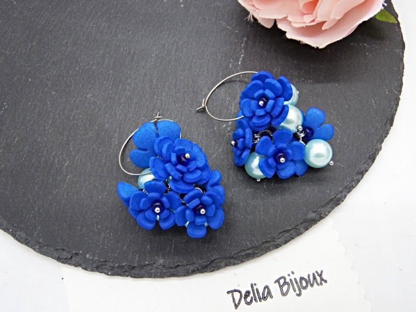 Cercei handmade cu flori albastre si perle (cod1400)