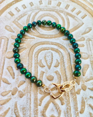 Bratara perle de cultura verde smarald