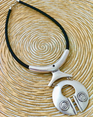 Colier tribal Zamac argintat & snur negru