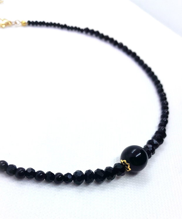 Colier elegant din cristale și perle negre