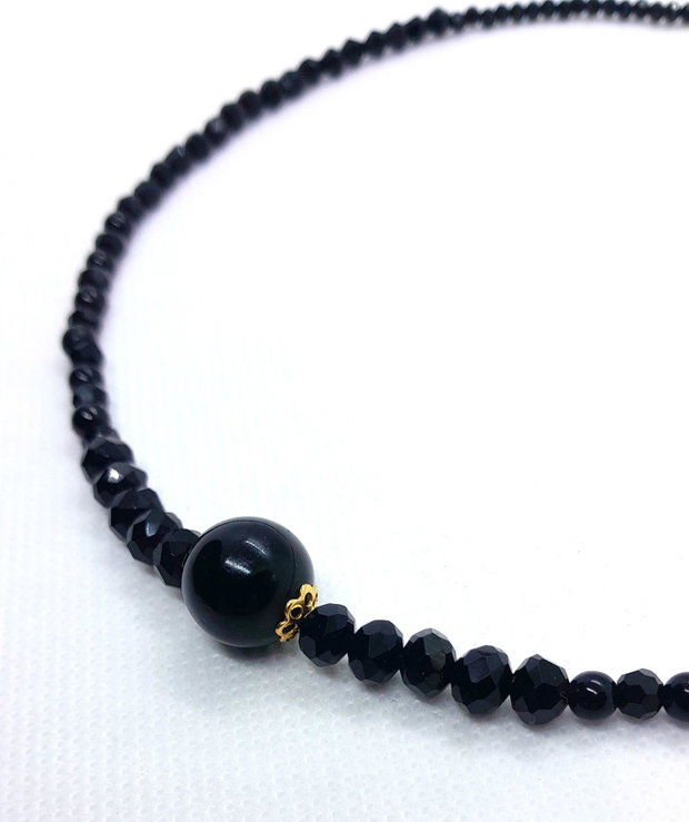 Colier elegant din cristale și perle negre