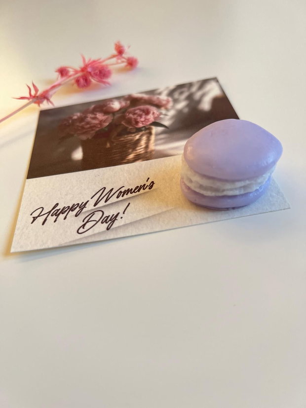 Săpun handmade macaron lavandă - cadou inedit "dulce" cu aromă de lavandă