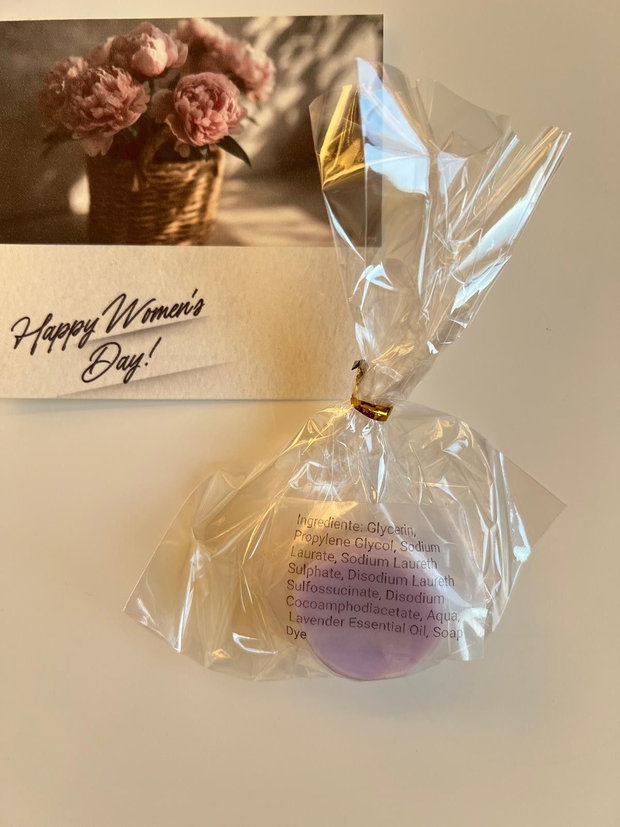 Săpun handmade macaron lavandă - cadou inedit "dulce" cu aromă de lavandă