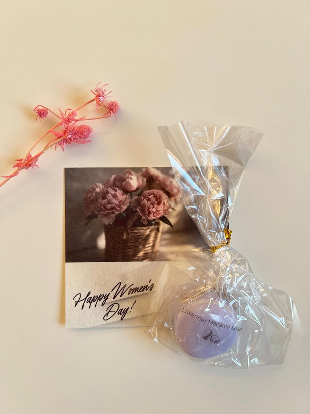 Săpun handmade macaron lavandă - cadou inedit "dulce" cu aromă de lavandă