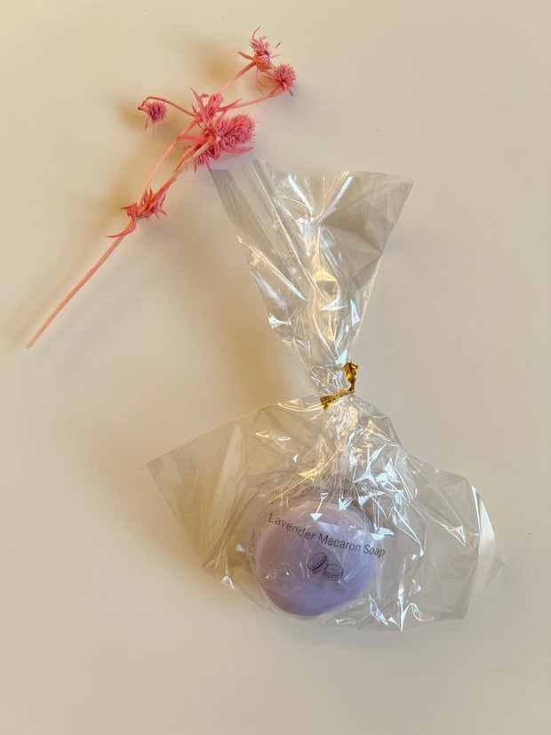 Săpun handmade macaron lavandă - cadou inedit "dulce" cu aromă de lavandă