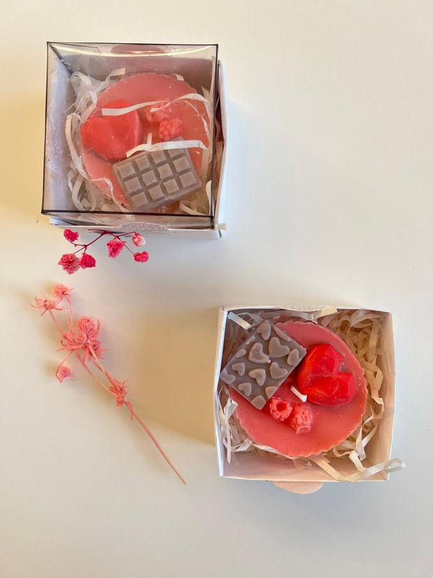 Lumânare handmade brioșă - decor inimă, zmeură și ciocolată, cadou romantic de lux