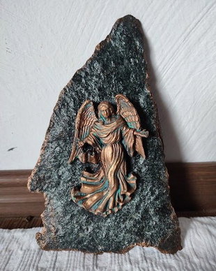 Decoratiune pe piatră naturală -Granit Albastru cu înger turnat și pictat manual