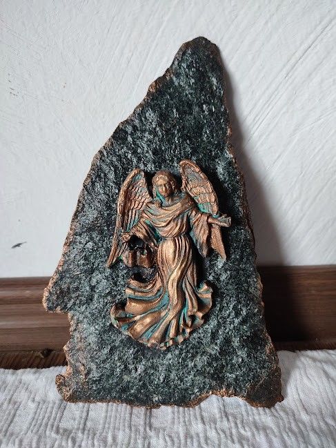 Decoratiune pe piatră naturală -Granit Albastru cu înger turnat și pictat manual