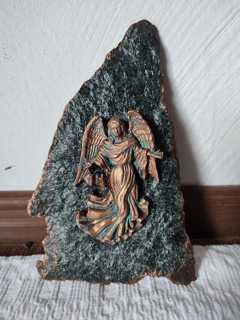 Decoratiune pe piatră naturală -Granit Albastru cu înger turnat și pictat manual