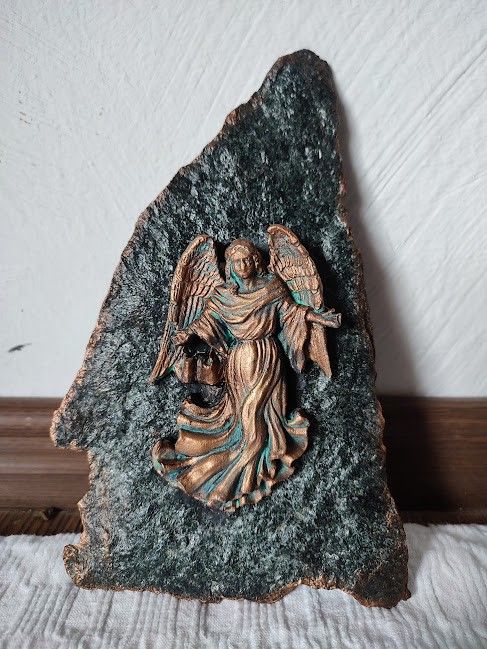 Decoratiune pe piatră naturală -Granit Albastru cu înger turnat și pictat manual